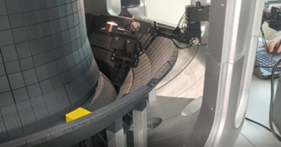 가상 KSTAR에 구현된 가상 로봇팔(좌) 모형에(1/5규모) 구현된 실제 로봇팔의(우) 연동 및 제어 이미지