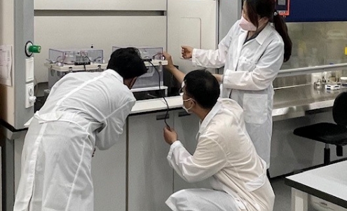 3명의 연구원들이 실험실에서 플라즈마 융복합기술 실험을 하고 있는 사진